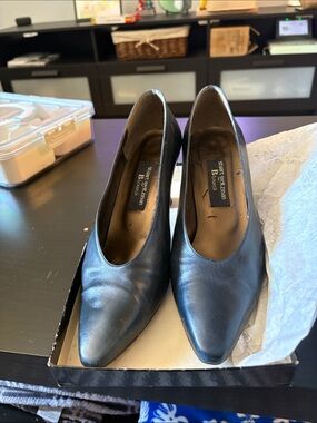 Stuart Weitzman Black Pointed-Toe Leather Pumps